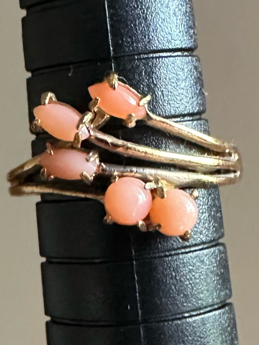 Vintage Estate 18k HGE Gold Ring Coral Stones Size 5